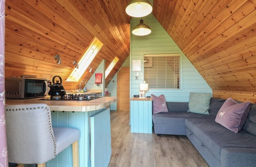 Loughborough Cottage | SKYLARK, romantic, with a garden in East Leake