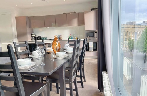 Elephant and Castle Apartment | Sleek 3-bedroom flat with life in Southward, Bourough near The Shard