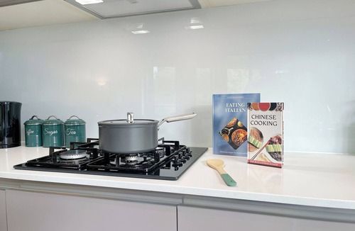 Elephant and Castle Apartment | Sleek 3-bedroom flat with life in Southward, Bourough near The Shard