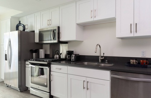 Pasadena Apartment | Sleek and Central Studio in Old Town Pasadena