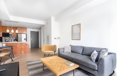 Bunker Hill Apartment | Sleek Downtown 1BR w/Gym, Doorman, Metro Center, by Blueground (LAX371)