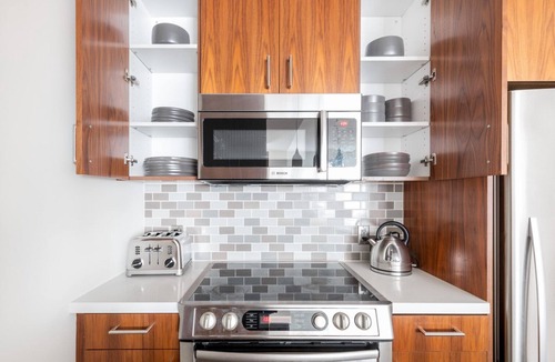 Bunker Hill Apartment | Sleek Downtown 1BR w/Gym, Doorman, Metro Center, by Blueground (LAX371)