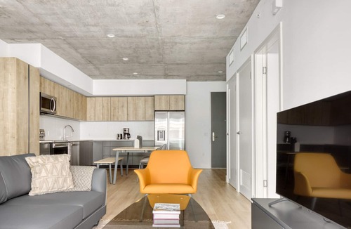 City West Apartment | Sleek Downtown 1BR w/Pool, Gym & W/D near Staples Center, by Blueground (LAX 542)