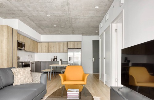 City West Apartment | Sleek Downtown 1BR w/Pool, Gym & W/D near Staples Center, by Blueground (LAX 542)