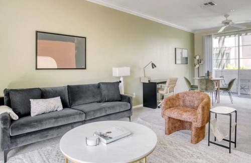 Verdugo Viejo Apartment | Sleek Glendale 2BR w/Gym, Pool & Jacuzzi, walk to Bars, by Blueground