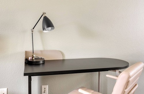 Verdugo Viejo Apartment | Sleek Glendale 2BR w/Gym, Pool & Jacuzzi, walk to Bars, by Blueground