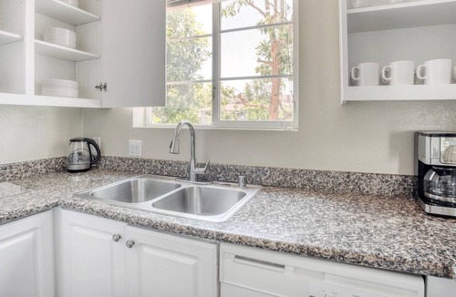Verdugo Viejo Apartment | Sleek Glendale 2BR w/Gym, Pool & Jacuzzi, walk to Bars, by Blueground