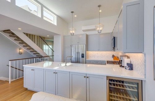 Hollywood House | Sleek Oxnard Townhouse w/Balconies: Walk to Beach