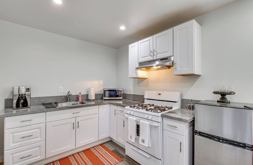 San Fernando Apartment | Sleek San Fernando Studio ~ 14 Mi to Universal