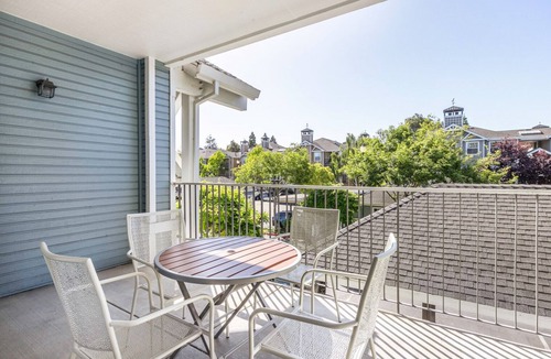 Santa Clara Apartment | Sleek Santa Clara 2BR w/W/D, Gym, Pool, walk to Safeway, by Blueground