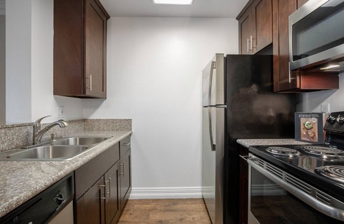 Palms Apartment | Sleek Westside 1BR w/Pool, Gym, Bball & Tennis Courts, by Blueground