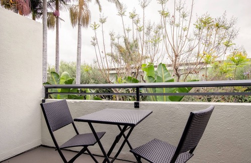 Palms Apartment | Sleek Westside 1BR w/Pool, Gym, Bball & Tennis Courts, by Blueground