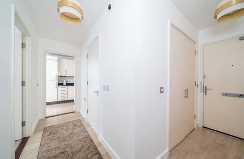 Stratford and New Town Apartment | Sleep Well - Modern Apartment for 4 near Stations