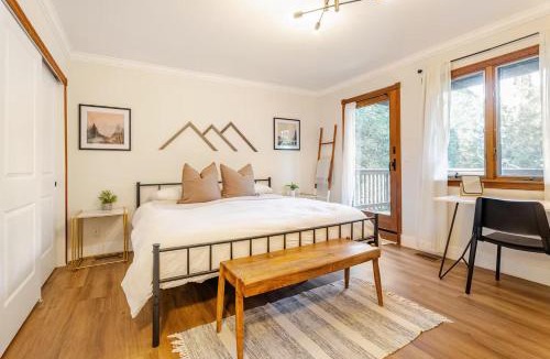 Crestline House | Sleeps 10 Cozy Modern Cabin- 5 minutes to lake, fishing, & hiking