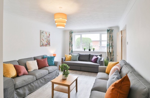 Trowbridge House | Sleeps 11, 2 Bath Bungalow - Parking & Free Wifi