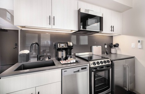 Middletown House | Sleeps 2 — Bay Views, Parking, Rooftop, Priv Patio