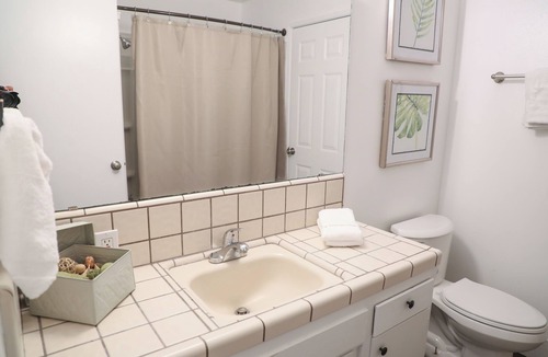Raisin House | Sleeps 20! Near Bulldog Stadium!