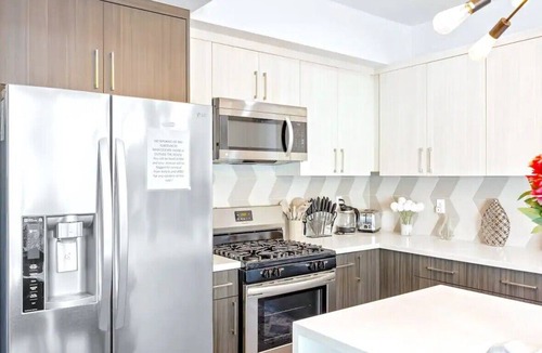 NoHo Arts District House | Sleeps 26! Classy & Luxurious 2-Unit Noho Haven: Hot Tubs - Free Parking!