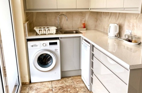 East Finchley Apartment | Sleeps 6 House with Free Parking · Walk to Cherry Tree Wood, East Finchley