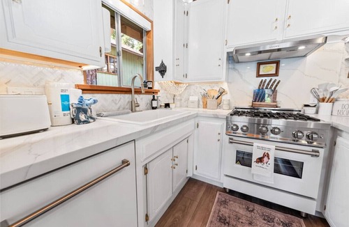 Whispering Forest House | Sleepy Basset Chateau-2bd 1bath BBQ-EV Charger