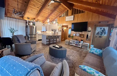 Whispering Forest House | Sleepy Basset Chateau-2bd 1bath BBQ-EV Charger