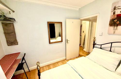 Childs Hill House | Small Double Bedroom NW2 Close To The City