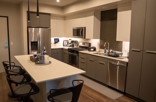 Platinum Triangle Apartment | ★Smart & Luxurious★ ~ Mins to Disney ~ ♛Queen beds