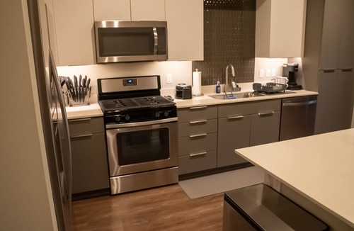 Platinum Triangle Apartment | ★Smart & Luxurious★ ~ Mins to Disney ~ ♛Queen beds
