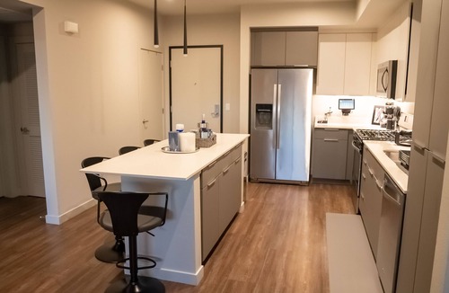 Platinum Triangle Apartment | ★Smart & Luxurious★ ~ Mins to Disney ~ ♛Queen beds