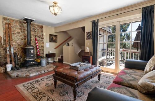 Whispering Forest House | Smo Haus- Located in the quiet area of Big Bear City, with mountain views.