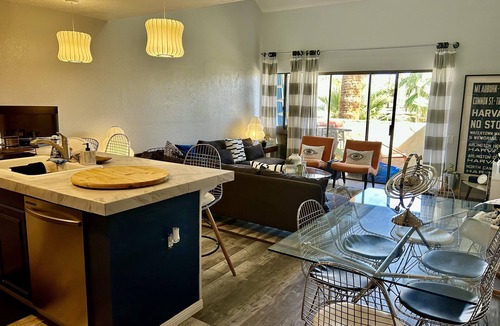 Twin Palms Condo | Smoke Tree Racquet Club Condo 7 min Drive to Downtown Palm Springs!