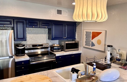 Twin Palms Condo | Smoke Tree Racquet Club Condo 7 min Drive to Downtown Palm Springs!