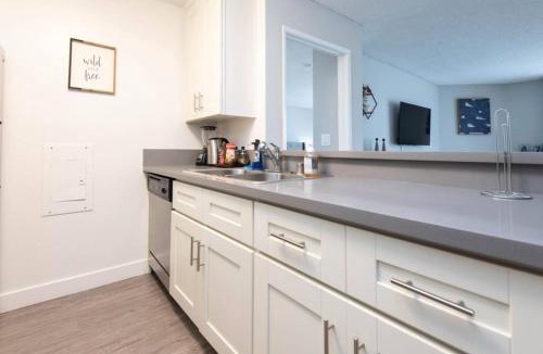 Hollywood Apartment | Snazzy 2 Bedroom Pad with Rooftop Pool and Hollywood Sign View