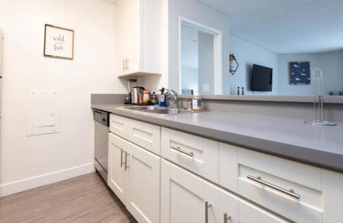 Hollywood Apartment | Snazzy 2 Bedroom Pad with Rooftop Pool and Hollywood Sign View