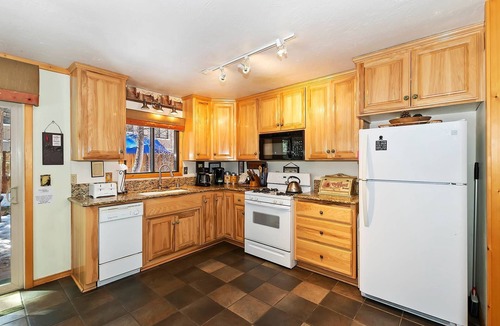 Fox Farm Cabin | Snowcrest Cottage By Destination Big Bear: Pet Friendly! Located in Fox Farm! Open concept! Spa!