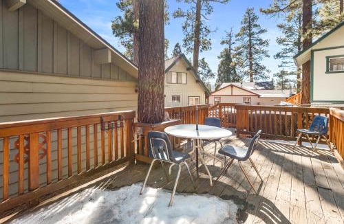 Whispering Forest House | Snowridge - Charming classic cabin with a wood burning fireplace and WiFI!