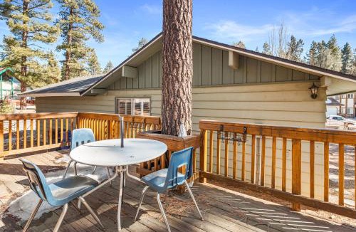 Whispering Forest House | Snowridge - Charming classic cabin with a wood burning fireplace and WiFI!
