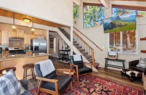 Moonridge Cabin | So Woodsy Cabin, spa, near slopes, EV charger
