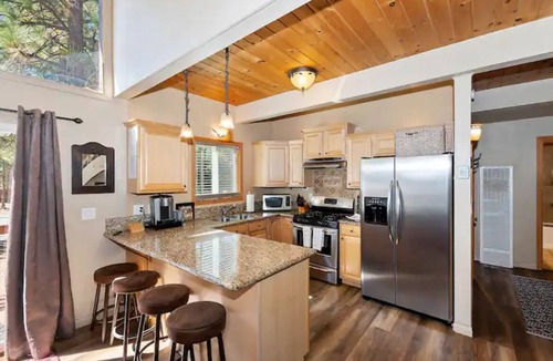 Moonridge Cabin | So Woodsy Cabin, spa, near slopes, EV charger