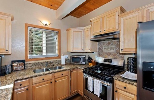 Moonridge Cabin | So Woodsy Cabin, spa, near slopes, EV charger