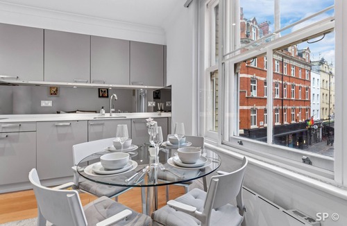 Chinatown Apartment | Soho/West End Apartment in the Heart of London