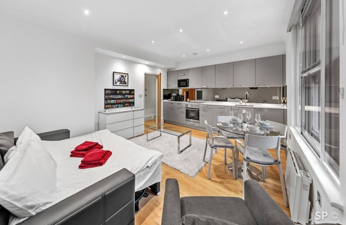 Chinatown Apartment | Soho/West End Apartment in the Heart of London