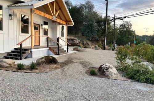 Three Rivers Villa | Soleil Luna 2 miles from Sequoia Park Entrance