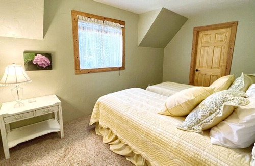 Crestline House | Solitude|Refresh|Connect|Unwind