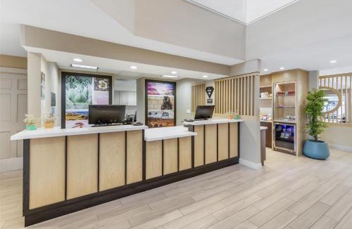 Chatsworth Hotel | Sonesta ES Suites Chatsworth