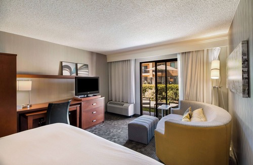 Downtown Village Hotel | Sonesta Select Huntington Beach Fountain Valley