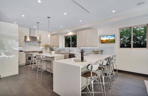 Beverlywood House | Sophisticated 6 Bedrooms and 6.5 Baths with pool and Jacuzzi.