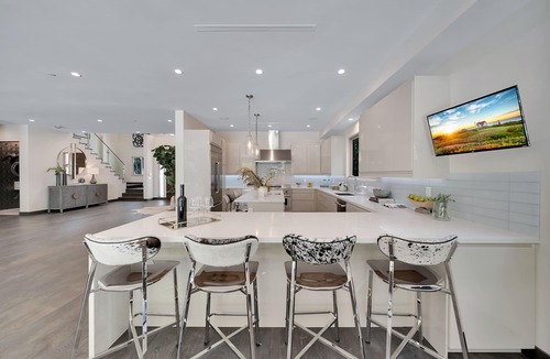 Beverlywood House | Sophisticated 6 Bedrooms and 6.5 Baths with pool and Jacuzzi.