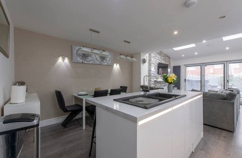 Livesey House | South London 4BD 2Bath Home with Parking & Garden