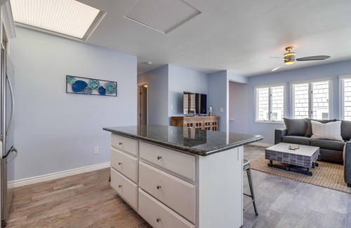 South Mission Beach Condo | South Mission Bayside Upper Unit, Newly Remodeled, Lots of Light